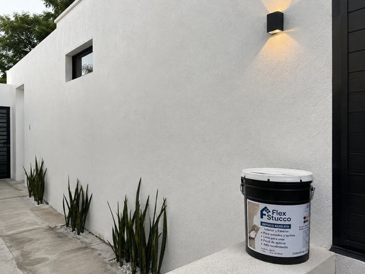 Cubeta de FlexStucco de 30 kg en obra